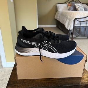 ASICS women’s gel excite 8 shoes size 8